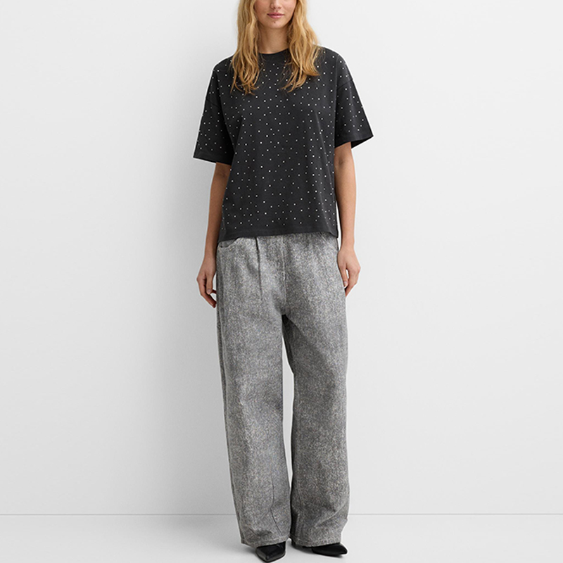 hongfeng produces oversized women's luxury t shirts with sparkling rhinestone designs for elegance.